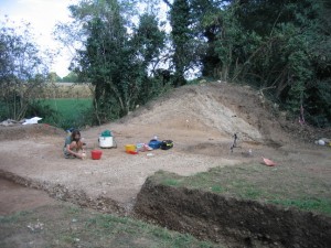 Archaeological dig in Galleriano. Well visible is the cross section of the embankment.